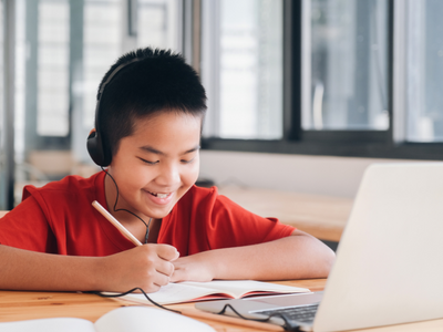 子供が楽しそうに勉強する写真